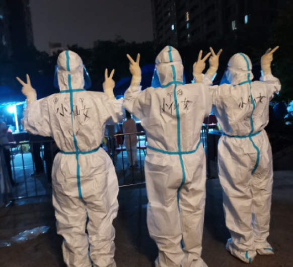 在小区做核酸，偶遇本院大白丨防疫常态化下的医护...