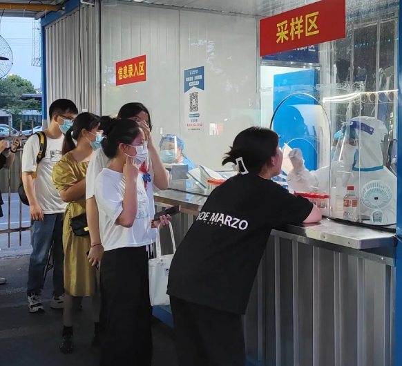 【致敬医务工作者】直击杭州城东医院40℃高温下的核酸检测现场