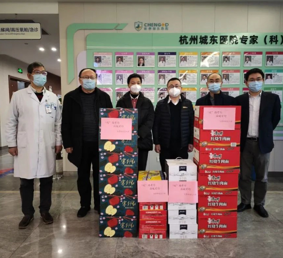 九堡街道领导来我院慰问一线医护人员，指导发热诊室建设工作