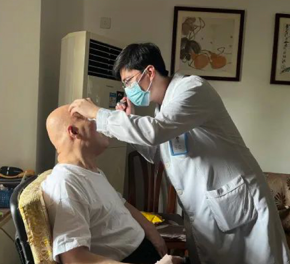 送医上门显真情，服务老人零距离