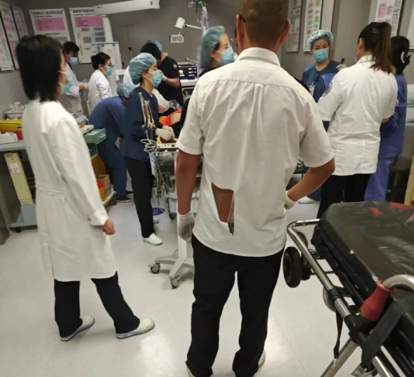 急救瞬间：客运车站内的生命复苏