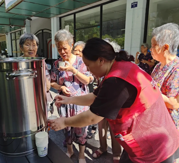 城东医院夏日清凉暖心行：凉茶润心与健康守护