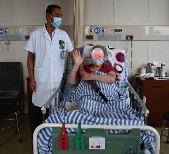 父亲节送温暖丨伞中情—医院为患者送上一份简单的小心意