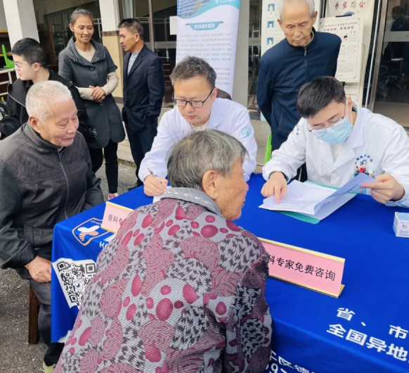 九堡街道携手杭州城东医院联合开展“惠老大篷车”进社区活动