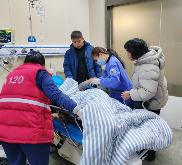 凌晨急援！阿胖暖心守护居民健康